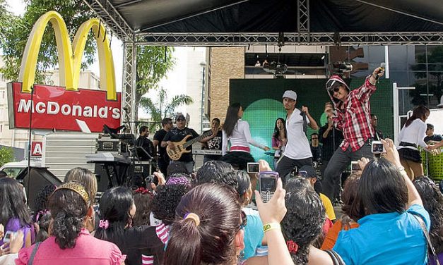 Víctor Drija deleitó con concierto privado en McDonald´s