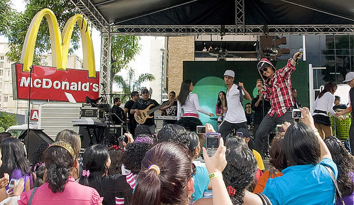 Víctor Drija deleitó con concierto privado en McDonald´s