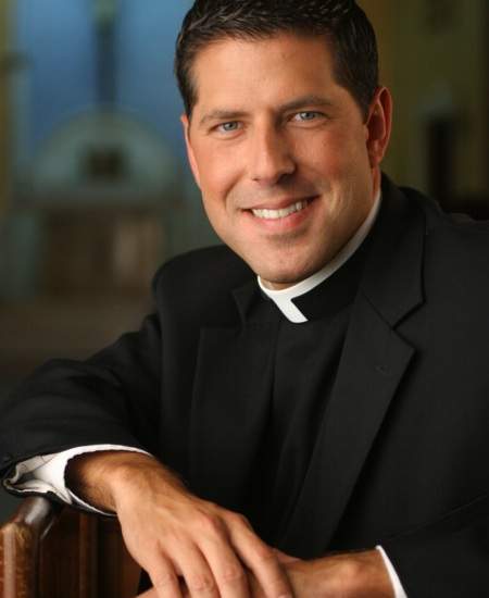 Padre Alberto critica a líderes eclesiásticos en nuevo libro
