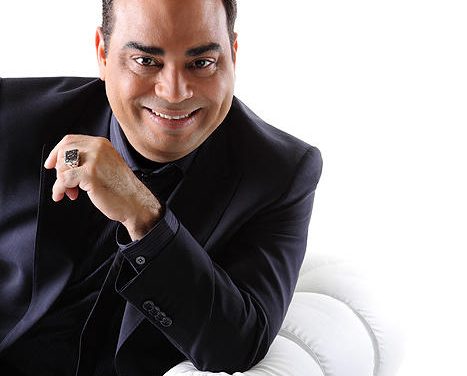 Gilberto Santa Rosa el caballero de la salsa le canta a  »La Mujer Perfecta»