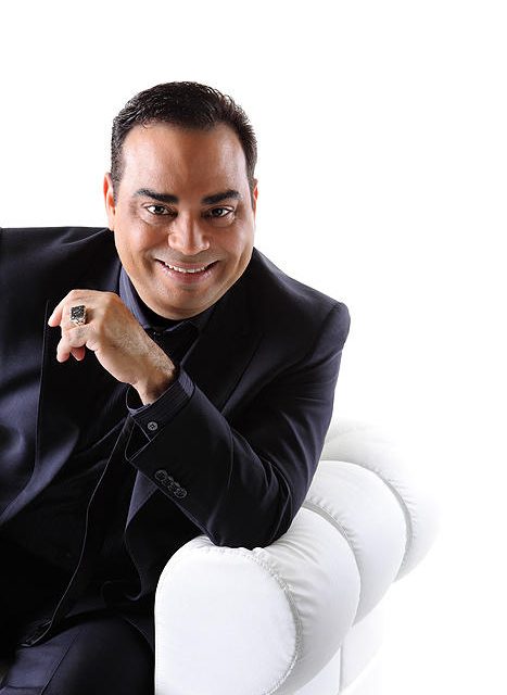Gilberto Santa Rosa el caballero de la salsa le canta a  »La Mujer Perfecta»