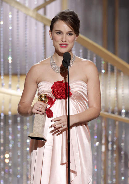 Natalie Portman,luce su embarazo y gana como mejor actriz de drama en los Globos de Oro