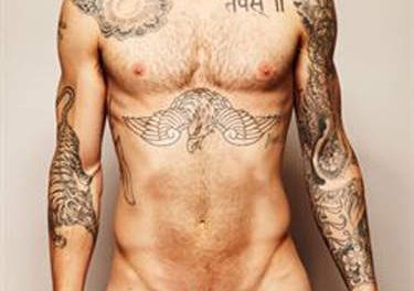 Adam Levine, vocalista de Maroon 5, posa al desnudo en campaña contra el cáncer