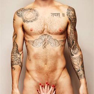 Adam Levine, vocalista de Maroon 5, posa al desnudo en campaña contra el cáncer