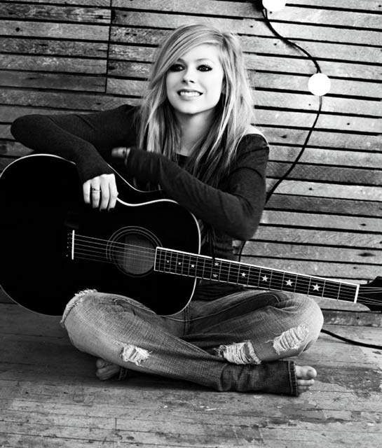 Avril Lavigne estrena en 3D ‘What the hell’, su nuevo single