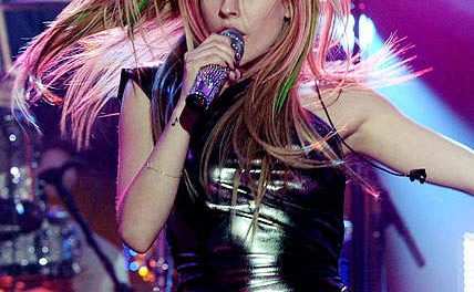 Avril Lavigne lanza nuevo sencillo »What The Hell»