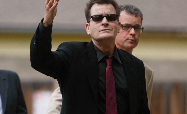 Sorprenden a Charlie Sheen con actrices porno en Las Vegas