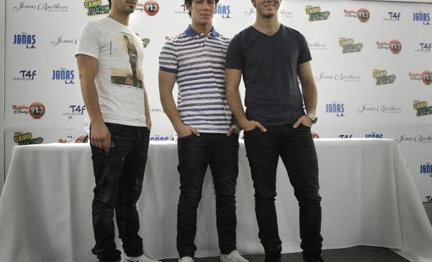 Fans de los Jonas Brothers les piden canciones en español