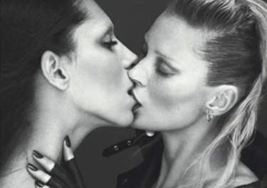 Kate Moss besa a modelo transexual Lea T, en portada de »Love Magazine»