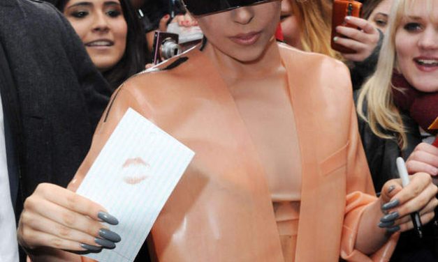 Lady Gaga se vistió de condón para hablar del sida