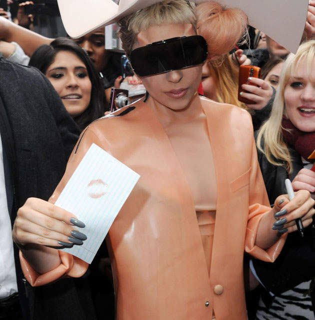 Lady Gaga se vistió de condón para hablar del sida