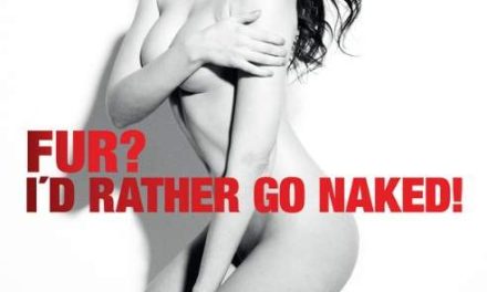Modelo alemana Hana Nitsche posó desnuda para nueva campaña de PETA
