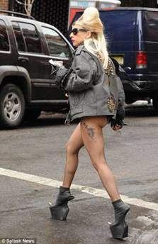 LADY GAGA PASEA EN ROPA INTERIOR EN NY