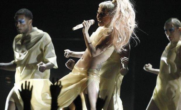 Lady Gaga llega en grande a gala de los Grammy (+Video)
