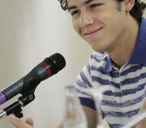 Nick Jonas podría ser presentador de televisión