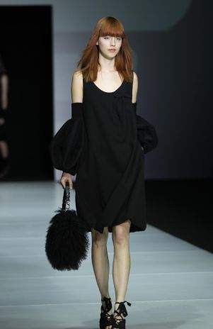 Armani destaca el negro en nueva colección presentada en Milán