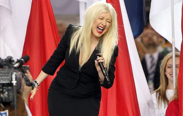 Christina Aguilera se equivoca en el himno nacional de EEUU