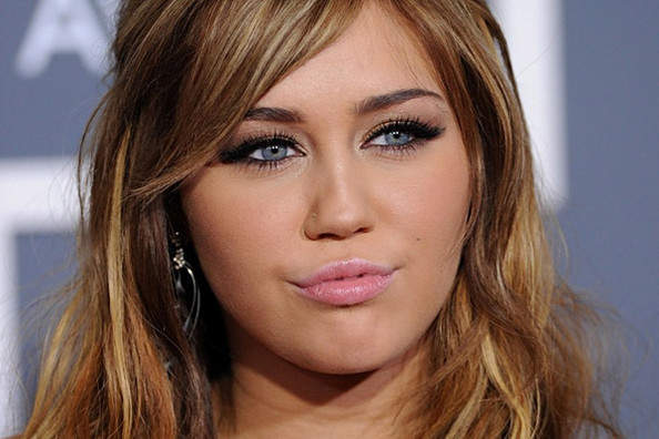 Miley Cyrus se habría besado con John Mayer en los Grammy