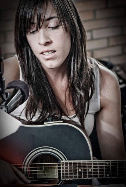 MARIANA VEGA GRABA VIDEO DE SU HIT »HABLAME»