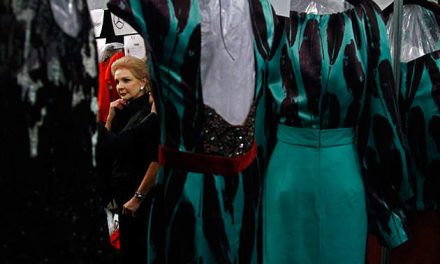 Carolina Herrera presenta trajes para mujer moderna y sofisticada