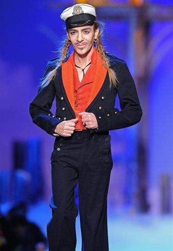 Arrestan al diseñador John Galliano