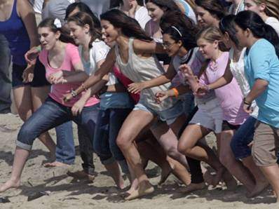 SELENA GOMEZ RODÓ VIDEO EN LA PLAYA JUNTO A SUS FANS