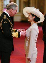 Catherine Zeta-Jones recibe orden real británica