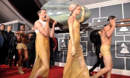 Lady Gaga paseó por la alfombra roja de los Grammy dentro de un huevo gigante (+Video)