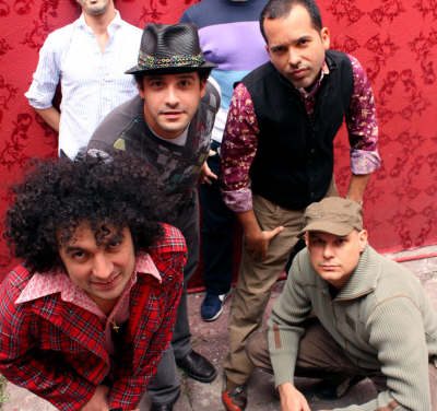 Músico ecuatoriano recauda fondos para completar documental sobre el grupo »Los Amigos Invisibles.»