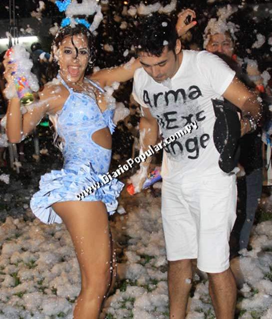 Larissa Riquelme celebró su 26 cumpleaños con fiesta de espuma