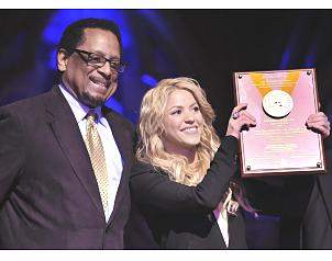 Shakira recibe premio de Harvard