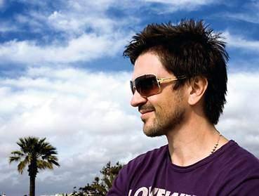 JUANES DEFIENDE LA EDUCACIÓN CON MÚSICA