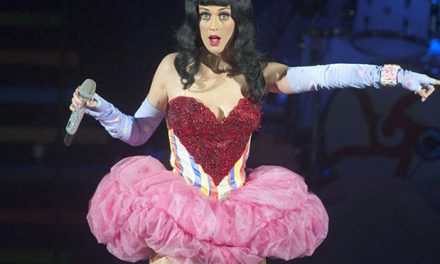 Katy Perry vuelve a impactar con un cortico vestido en show en Londres