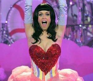 Katy Perry sorprendió versionando en acústico a Lady Gaga cantando ‘Born This Way’ (+Video)