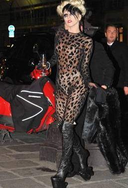 LADY GAGA PASEA POR PARÍS VESTIDA DE LEOPARDO
