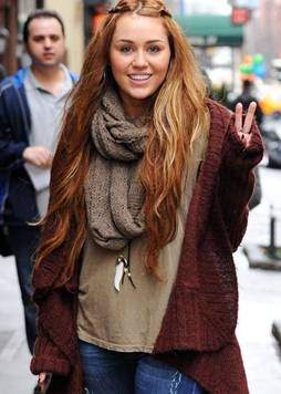 MILEY CYRUS TRABAJÓ PARA RECONSTRUIR HAITÍ