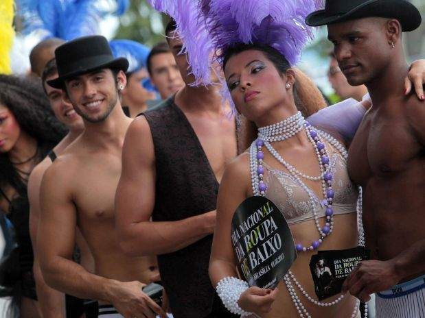 Modelos exhiben ropa interior en calles de Brasilia