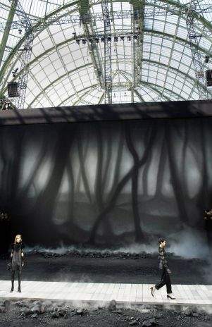 Puesta en escena de Chanel impresiona más que sus trajes