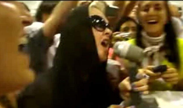 Cindy Lauper, por demora en vuelos, canta en aeropuerto argentino