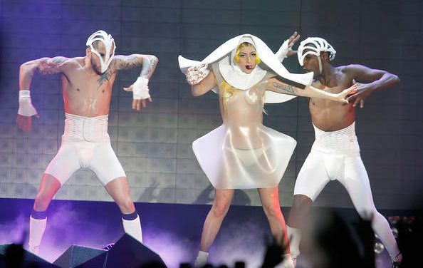 Lady GaGa lanza »Born this way» en versión country