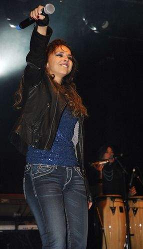 Chenoa derrocha felicidad encima de los escenarios