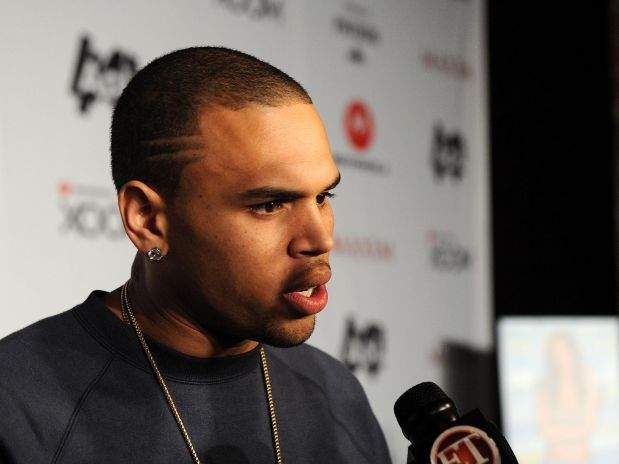 Chris Brown se enfurece tras pregunta sobre Rihanna en TV