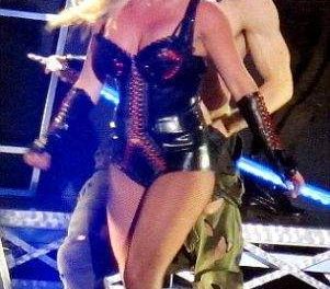 Britney Spears reaparece en concierto con unos kilitos de más