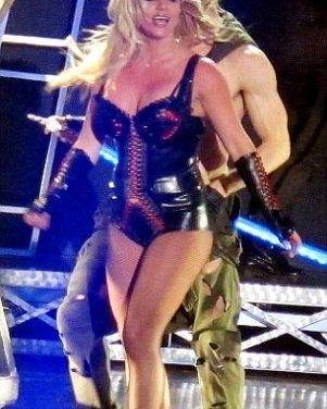 Britney Spears reaparece en concierto con unos kilitos de más