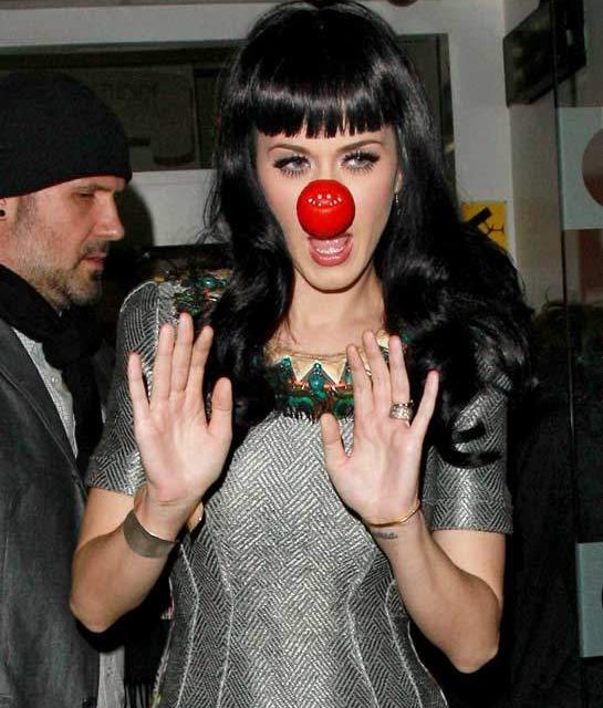 Katy Perry hace de payaso ante la prensa británica