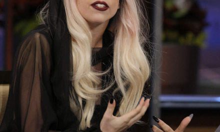Lady Gaga, diseñadora de pulseras por Japón
