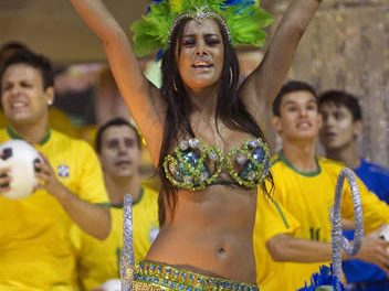 Larissa Riquelme movió su cuerpo al ritmo de la samba en el Carnaval de Sao Paulo