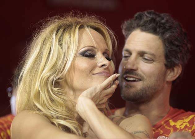 Pamela Anderson asiste desde un palco a desfile de carnaval en Rio