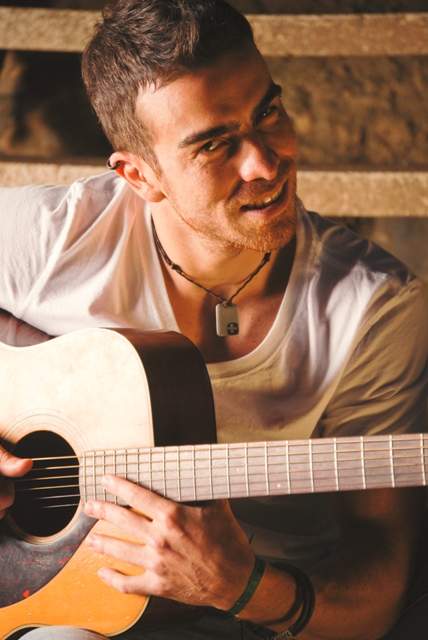 RICKY PERNIA UN CANTAUTOR DE LO COTIDIANO