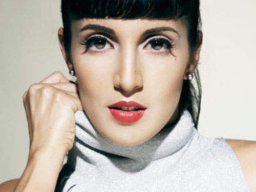 MAYRE LE CANTA A LAS MADRES DE SUS FANS